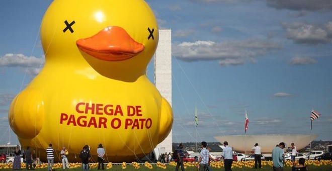 Vista de un pato inflable de 20 metros de altura frente al Congreso Nacional en Brasilia (Brasil), puesto por la Federación de las Industrias del Estado de Sao Paulo (Fiesp). Las grandes centrales empresariales de Brasil, lideradas por la Federación de la