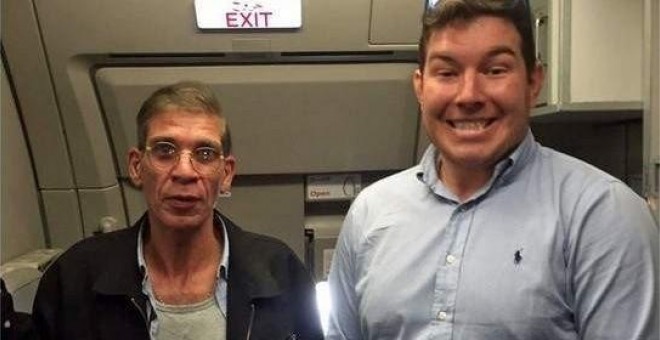 La polémica foto que un pasajero del avión de EgyptAir se hizo con el secuestrador.- TWITTER