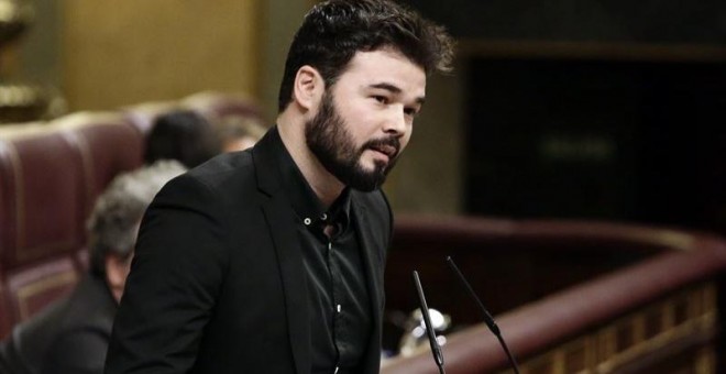 En rueda de prensa, Rufián ha explicado que considera 'muy complicado' que ambos dirigentes lleguen a pactar porque, de ser así, el líder socialista recibiría de inmediato 'la llamada de Felipe González o de la señora Botín'.- EUROPA PRESS