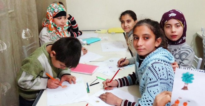 Niños sirios reciben clases de dibujo en un orfanato de Gaziantep, en Turquía. / CORINA TULBURE