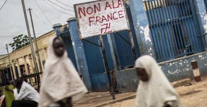 Investigan a militares franceses por forzar a niñas africanas a tener relaciones sexuales con un perro./AFP