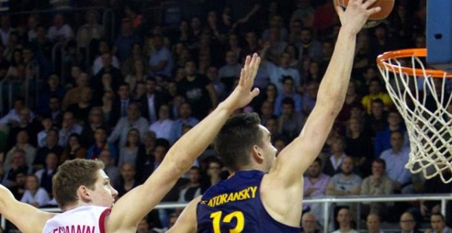 Satoransky entra a canasta durante el partido. EFE/Quique García