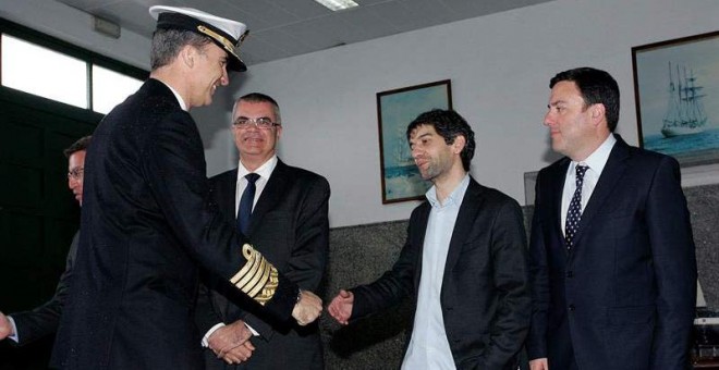 El rey Felipe VI saluda al alcalde de Ferrol, Jorge Suárez el pasado 29 de marzo. / KIKO DELGADO (EFE)
