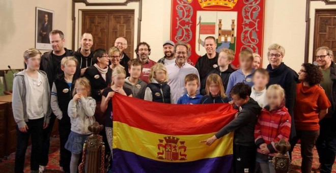 El alcalde de Zamora posando junto a la familia de un brigadista sueco en el salón del plenos del Ayuntamiento.- FACEBOOK DE FRANCISCO GUARIDO