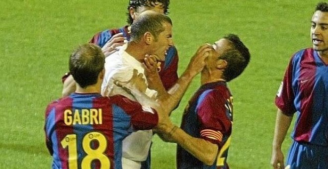 Momento del arañazo de Zidane a Luis Enrique en 2003.