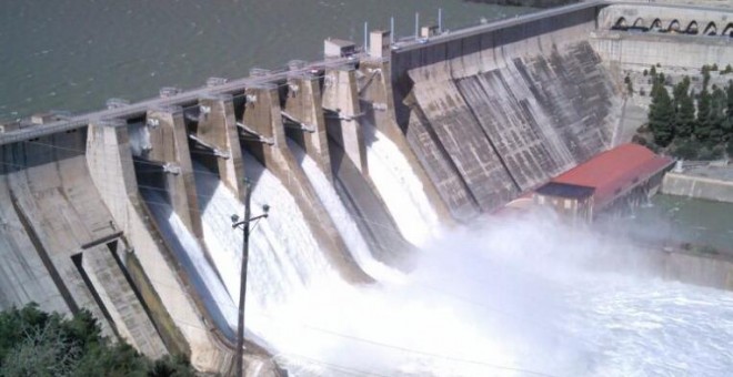 La central del pantano de Mequinenza produce 800.000 megawatios.hora de hidroelectricidad al año y la de Ribarroja, otros 750.000.