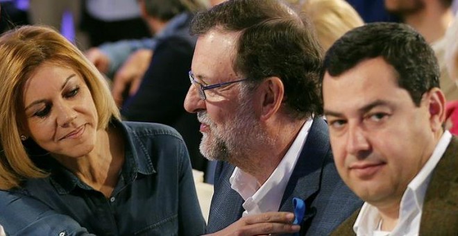 El líder del PP y presidente del Gobierno en funciones, Mariano Rajoy (c), acompañado por la secretaria general del partido, María Dolores de Cospedal, y el presidente del PP-A, Juanma Moreno, durante la Convención del PP sobre el pacto social que se cele