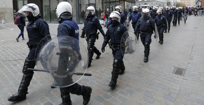 Antidisturbios desplegados en el barrio bruselense de Molenbeek. / YVES HERMAN (REUTERS)