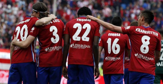 Los jugadores del Atlético de Madrid celebran uno de los tantos.- EFE