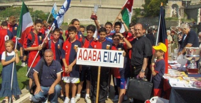 El padre Carlos, con el equipo de fútbol formado por adolescentes cristianos y musulmanes.