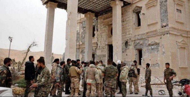 Soldados del Ejército sirio junto a militantes en la ciudad de Palmira.EFE