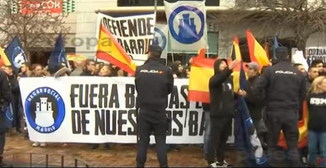 Ultras del Hogar Social Madrid en la protesta racista en el barrio de Tetúan. / EUROPA PRESS