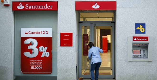 Oficina del banco Santander en Ronda. / JON NAZCA (REUTERS)