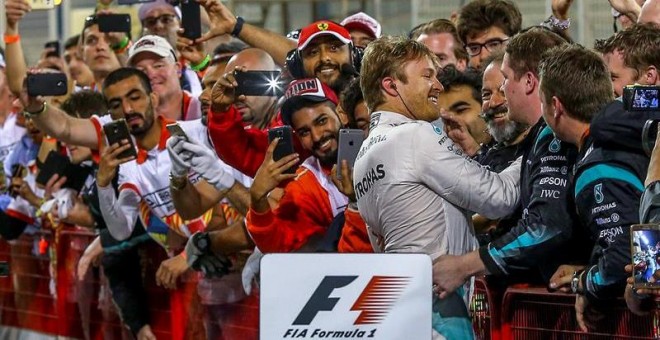 El alemán Nico Rosberg celebra con todo su equipo su triunfo en el GP de Baréin. /EFE