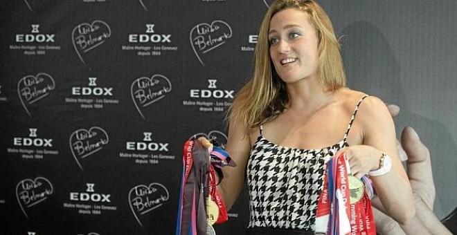 Mireia Belmonte posa con gran parte de sus medallas en un acto promocional.