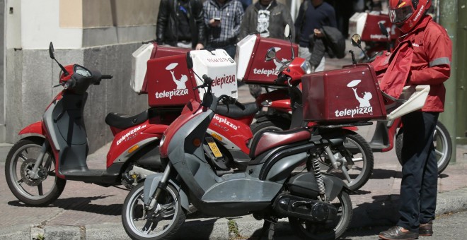 Un repartidor de un establecimiento de Telepizza, a punto de coger su moto. REUTERS/Andrea Comas