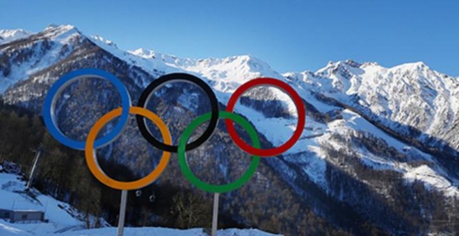 Los aros olímpicos en las montañas donde se disputaron los Juegos de Invierno de Sochi 2014.