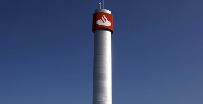 El logo del Banco Santander en lo alto de una torre a la entrada de su sede corportativa en la localidad madrileña de Boadilla del Monte. REUTERS/Juan Medina