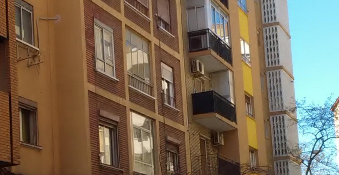 Isabel Olaso se quitó la vida con la ayuda de su hijo Ignacio hace un año en una vivienda de este edificio del barrio de Las Fuentes de Zaragoza. EDUARDO BAYONA