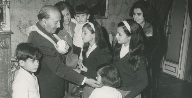 Franco, junto a su mujer, rodeado de sus nietos. / Memoriagrafica.