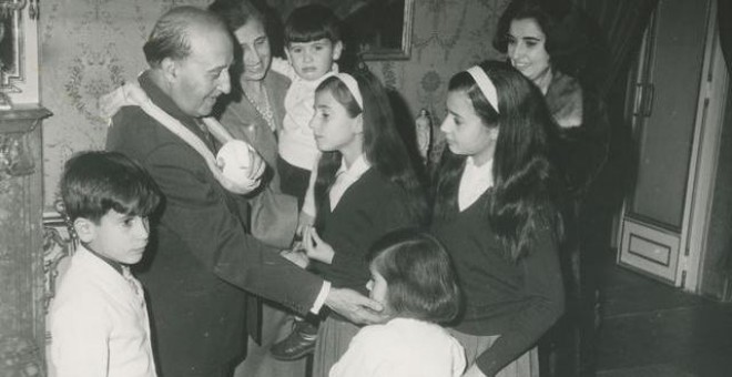 Franco, junto a su mujer, rodeado de sus nietos. / Memoriagrafica.