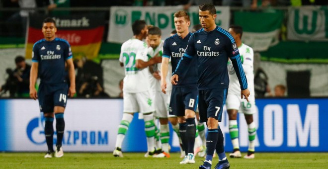 Cristiano, Kroos y Casemiro caminan cabizbajos tras el segundo gol de Wolfsburgo. /REUTERS