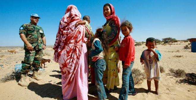 Un miembro de Minurso, la misión internacional de la ONU para el Sáhara Occidental, charla con un grupo de refugiados de la antigua colonia española. /un.org