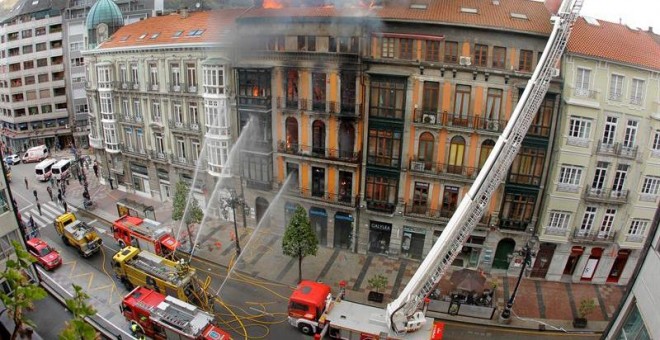 Tres dotaciones de los Bomberos del Servicio de Emergencias del Principado de Asturias (SEPA) se han sumado al amplio operativo desplegado por los Bomberos de Oviedo para tratar de extinguir el incendio registrado en el número 58 de la calle Uría de la ca