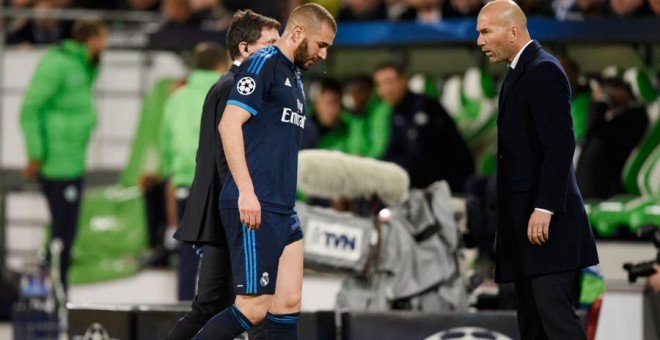 Benzema se retira del partido ante el Wolfsburgo. Reuters / Fabian Bimmer