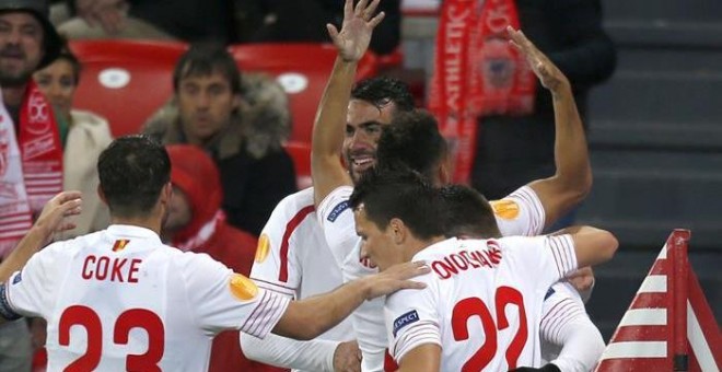 Los jugadores del Sevilla celebran el segundo gol ante el Athletic. EFE/Luis Tejido