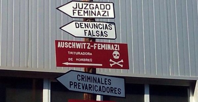 Cuelgan carteles machistas en el Juzgado de Violencia Sobre la Mujer con el mensaje: 'Auschwitz-feminazi'. /@NuriaVarela