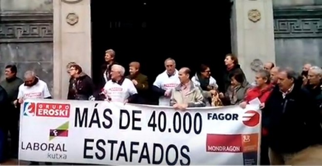 Miembros de la asociación de damnificados Kalketuak durante una concentración de protesta en Bilbao. KALKETUAK