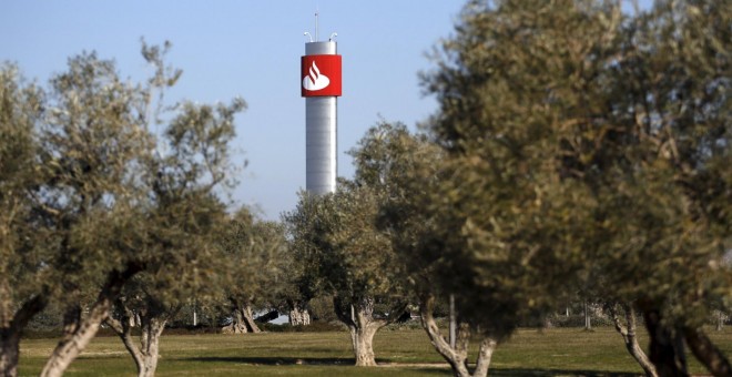 El logo del Banco Santander en una torre de la sede corporativa de la entidad, en la localidad madrileña de  Boadilla del Monte. REUTERS/Juan Medina
