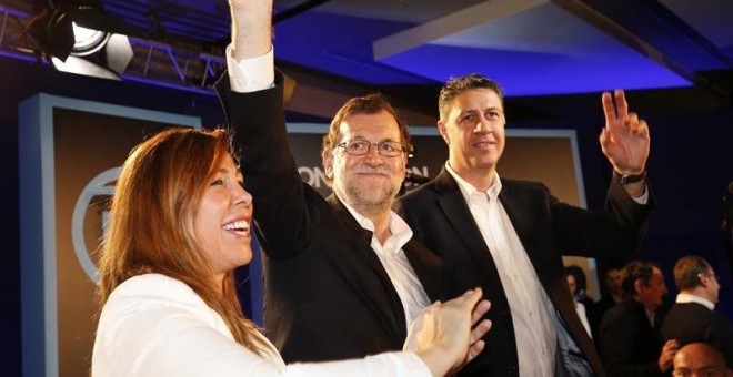 Mariano Rajoy junto al líder de los populares en Catalunya, Xavier García Albiol y la diputada Alicia Sanchez Camacho, durante la clausura de la conveción sobre el 'pacto por el fortalecimiento institucional'. EFE/Alejandro García