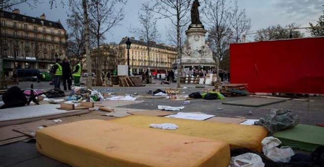 Empleados municipales limpian la Plaza de la República después de que la gendarmería gala evacuara a los 'indignados' que ocupaban la plaza de forma pacífica. / IAN LANGSDON (EFE)