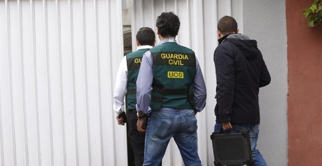 Agentes de la Unidad Central Operativa (UCO) de la Guardia Civil entran en el domicilio familiar del expresidente de Banesto Mario Conde. /EFE