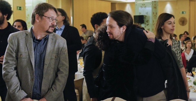 El líder de Podemos, Pablo Iglesias, y el portavoz de En Comú Podem, Xavier Domènech, durante el desayuno informativo en el que la alcaldesa de Barcelona, Ada Colau, ha ofrecido una conferencia en Madrid. EFE/Ballesteros