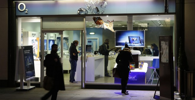 Una tienda de O2, comprada por Telefónica en 2005, en una calle de Londres. REUTERS