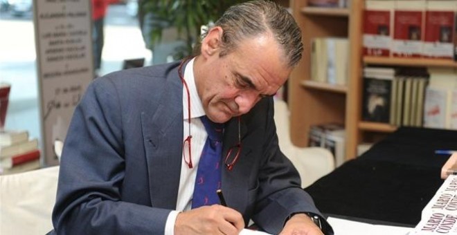 Mario Conde firmando uno de sus libros.