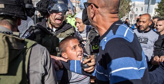 Un agente israelí detiene a un niño palestino de 11 años. La Policía acusa al menor de lanzarles piedras. - MAJD GAITH / HRW