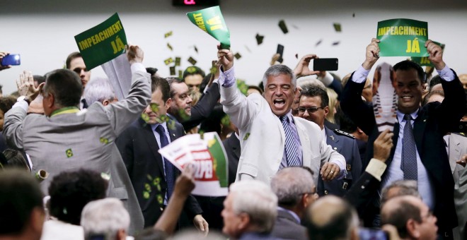 Miembros del comité del 'impeachment' contra Rousseff celebran el resultado de la votación. - REUTERS