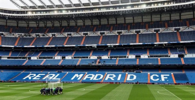 Los jugadores del Wolfsburgo ayer en el centro del Santiago Bernabéu. /EFE