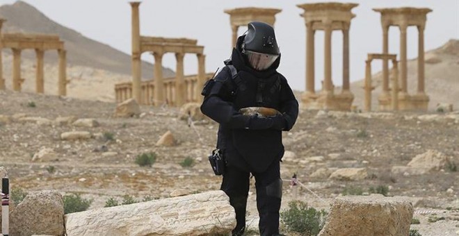 Un zapador del Ejército ruso busca minas en la ciudad de Palmira. - EFE