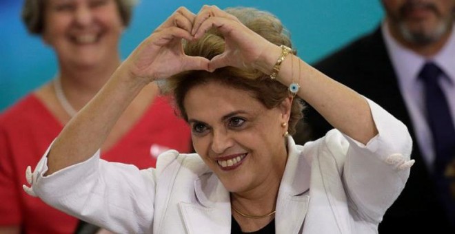 La presidenta brasileña, Dilma Rousseff, gesticula durante un acto con profesores y estudiantes. - EFE