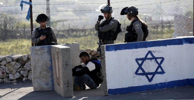 Policías israelíes retienen a un joven palestino en un control. - EFE
