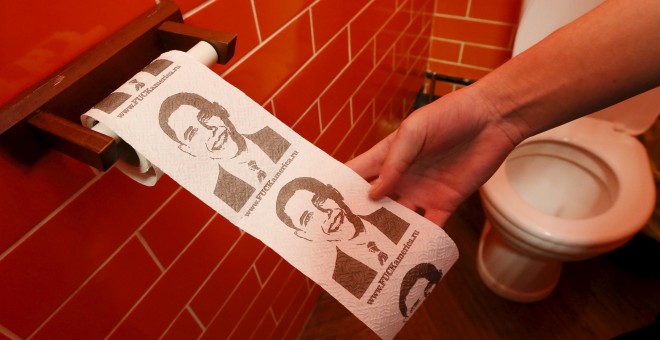 Papel higiénico con la cara de Barack Obama en un café de Siberia. REUTERS