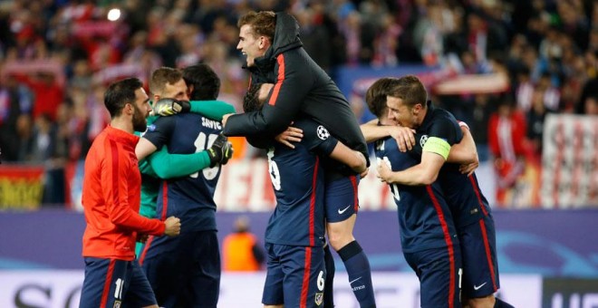Los jugadores del Atlético celebran su pase a semifinales de la Champions. Reuters / Sergio Pérez