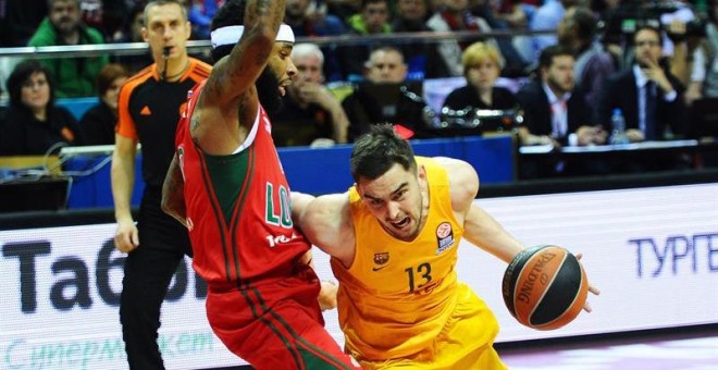 Delaney y Satoransky, durante el partido. EFE/MAXIM ROMANOV