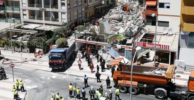 Imagen del edificio de Los Cristianos (sur de Tenerife) que se ha derrumbado parcialmente este jueves. REUTERS/Santiago Ferrero