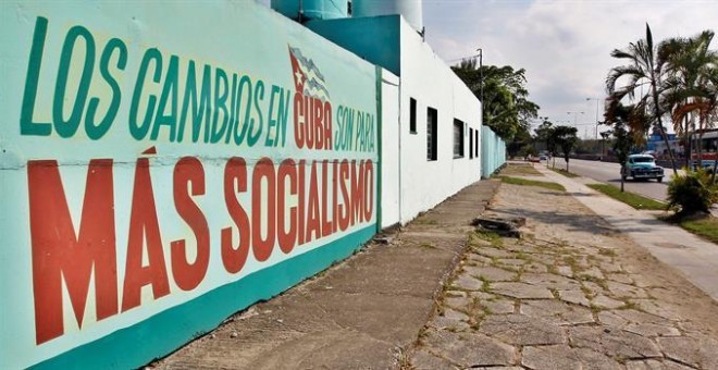 Pintada con un mensaje alusivo a la Revolución Cubana en La Habana. ERNESTO MASTRASCUSA (EFE)